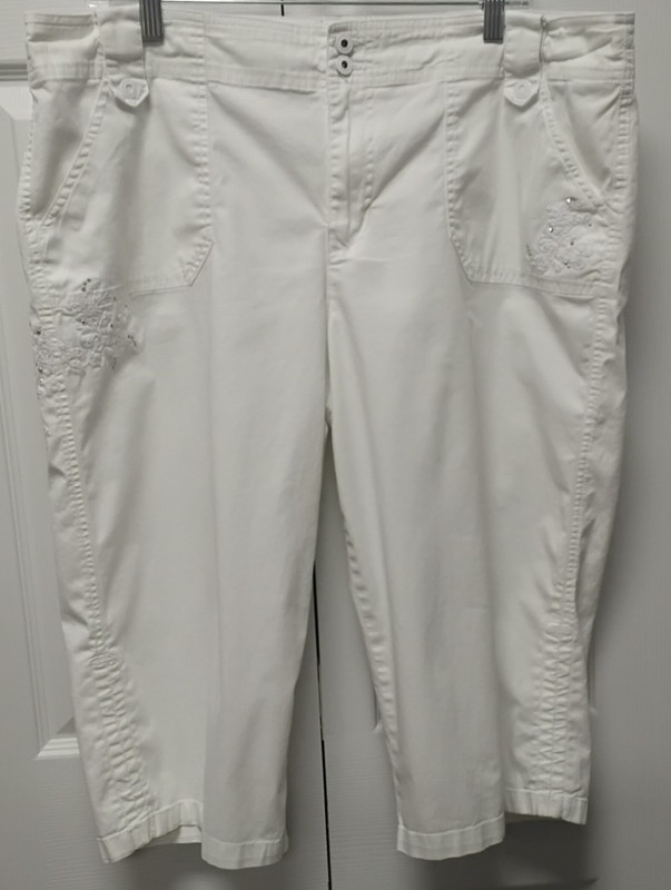 Gloria Vanderbilt Cotton/Spandex 4-Pocket Embellished Capris-White-Size 18 Missy