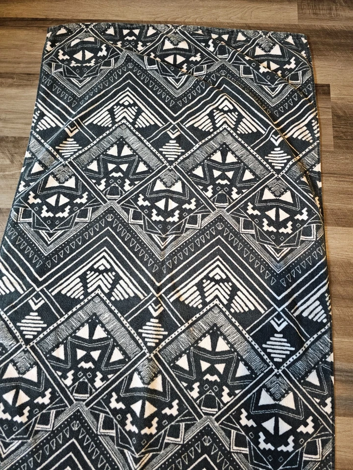 Toalla de playa de baño Victoria’s Secret rosa azteca tribal negro blanco amarillo algodón Foto 4 de 4