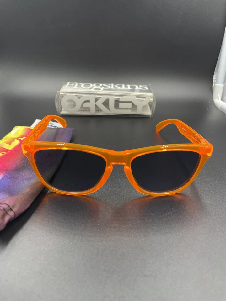 Oakley Frogskin naranja ácido con lentes grises Foto 3 de 4