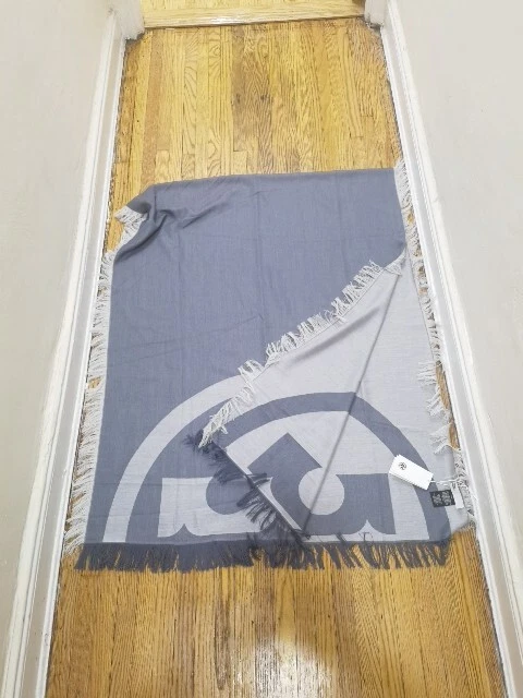 NUEVO CON ETIQUETAS TORY BURCH bufanda jacquard con logotipo dividido gris $188 Foto 2 de 4