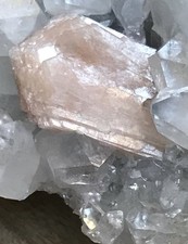 2,5 Kilo EDELSTEIN  Stilbit auf Wasserklaren Apophyllit Kristall Druse Wavellit