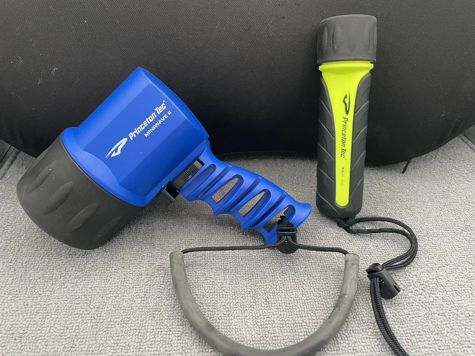Linternas de buceo submarinas Princeton Tec - Miniwave II y Tec 40 funcionando Foto 2 de 4