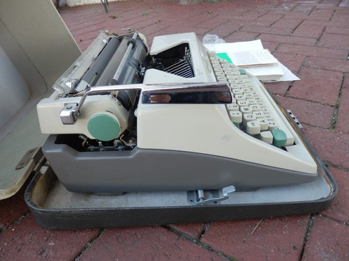 VTG Olympia SG 8 Desktop Typewriter from 1964? Works - Picture 7 of 20