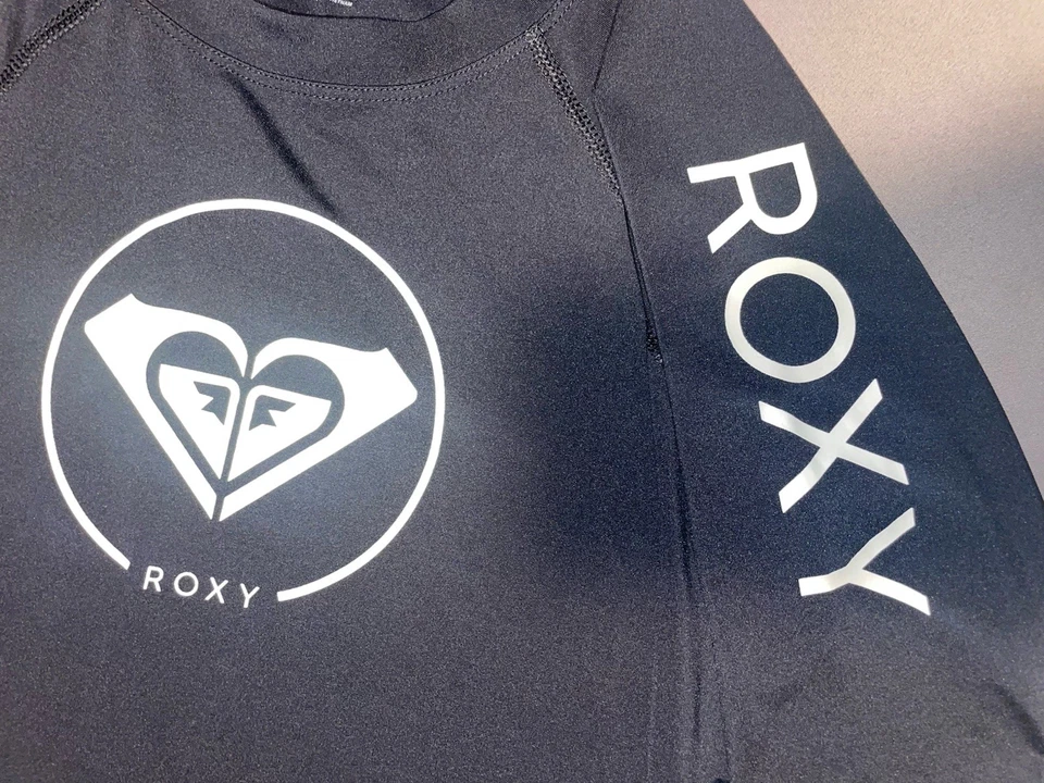 Camiseta Roxy Manga Larga Mujer PEQUEÑA Negra Gráfica Cuello Redondo Activa Exterior Foto 2 de 4