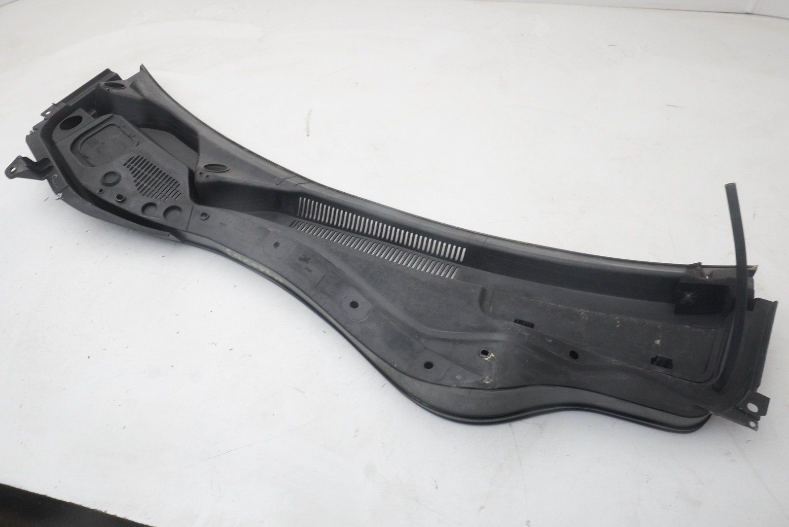 Maserati Levante Front Cowl grille P/N 670040250