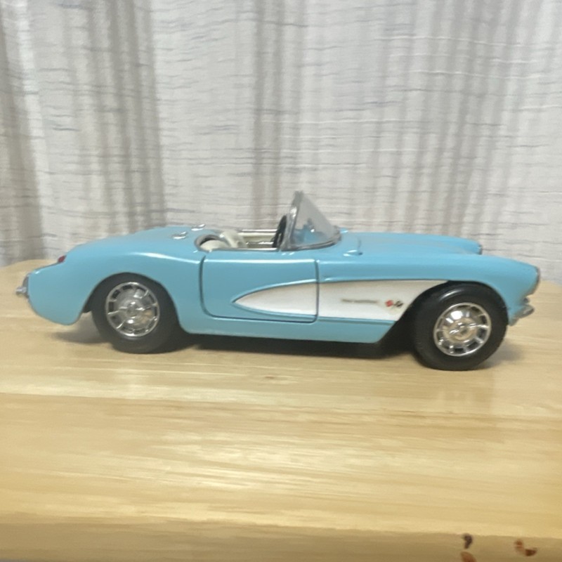 Road Legends 1957 Chevrolet Corvette 1/18 Scale Die-Cast Metal Blue NO 92018