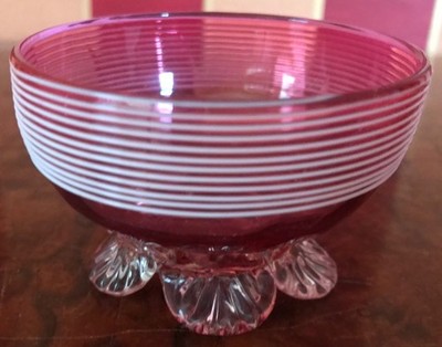 Antike viktorianische rosa Cranberry Glas weiß Straßenbahnlinie Fuß Salzschale