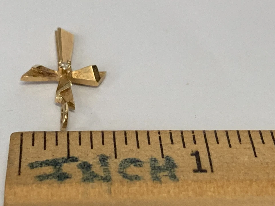 Pingente de ouro amarelo 14k com cruz de diamante - Imagem 3 de 4