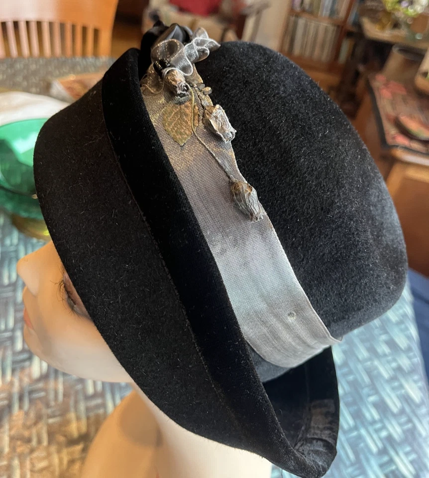 Sombrero de fieltro de piel negra colección Orna Cloche terciopelo elegante y banda decorada M Israel Foto 3 de 4