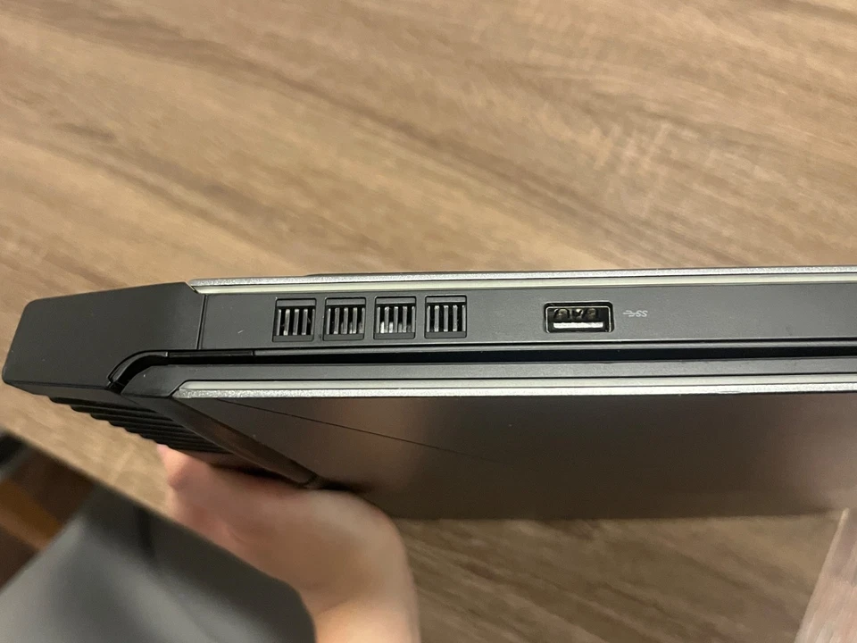 Portátil para juegos Alienware 15 R3 i7-7700HQ CPU @ 2,80 GHz (usado) Foto 3 de 4