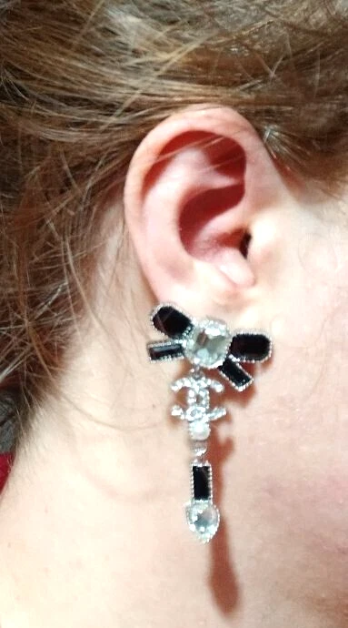 Chanel CC  B23K Ribbon Rhinestone  Silver Black Earrings - Immagine 2 di 4