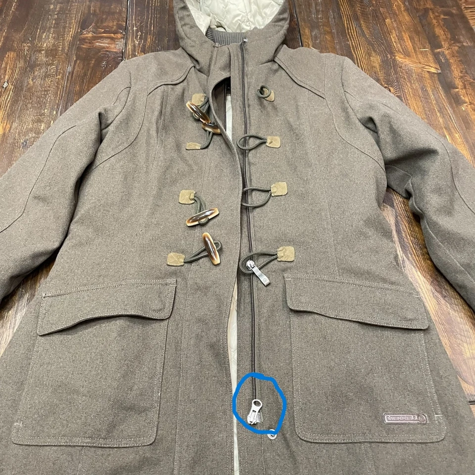 Abrigo MERRELL Talla M con DEFECTOS Opti Cálido Oliva Botón Palanca Impermeable Lona con Capucha Foto 2 de 4