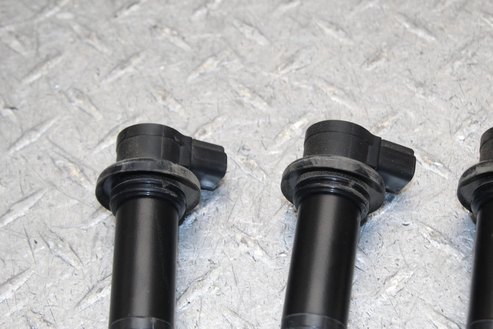 2005 年雅马哈 Yzf R6 点火线圈火花塞盖 — 第 3/4 张图片