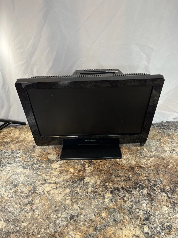 Emerson LD190EM2 19" LCD HDTV DVD Player Combo 720p 60HZ HDMI w/ Stand - Image 2 of 4