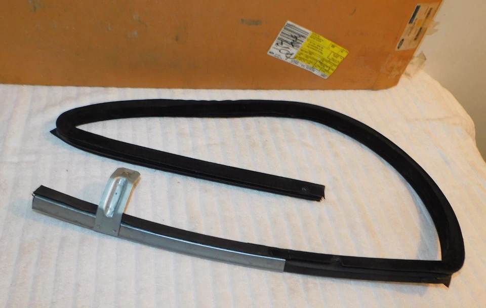 1999-2002 Lincoln Continental NOS LH FRONT DOOR WINDOW GLASS UPPER RUN CHANNEL Foto 2 de 4