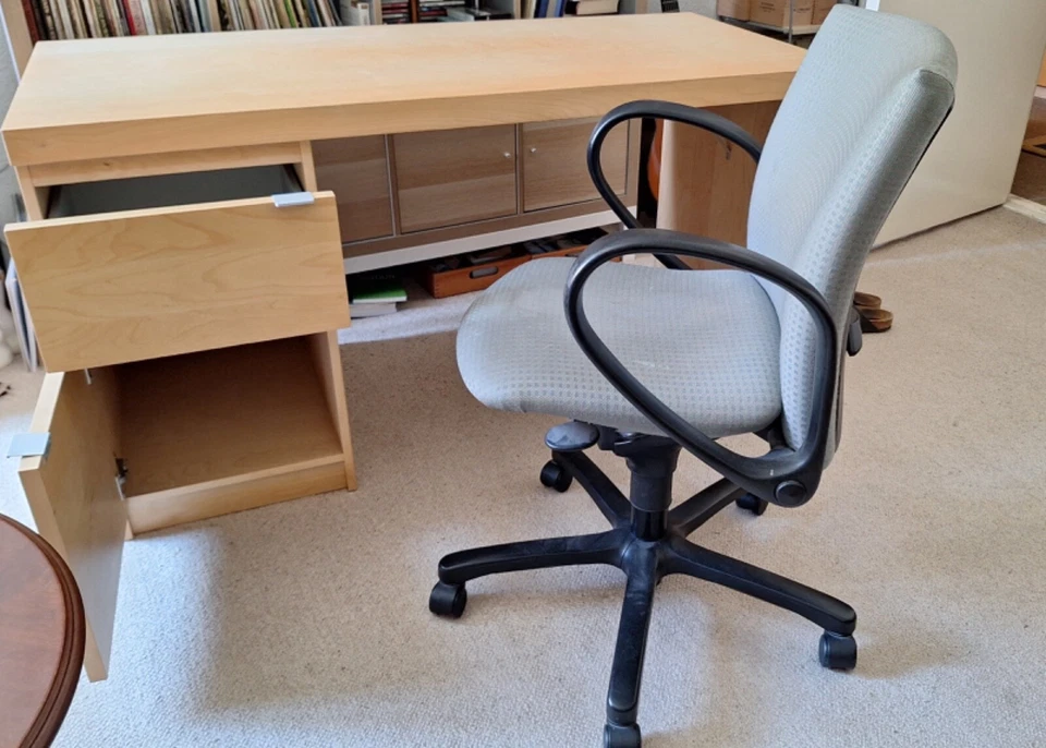 Schreibtisch plus Schreibtischstuhl