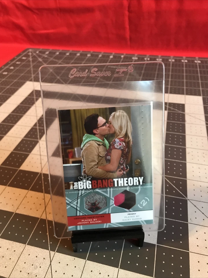 Tarjeta de armario doble auténtica Leonard Penny 2012 Cryptozoic Big Bang Theory Foto 4 de 4