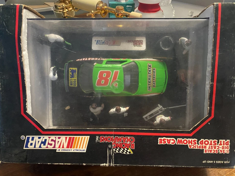 1992 Racing Champions 1:24 NASCAR Pit Stop Show Case Dale Jarrett Interstate #18 - Image 2 of 4