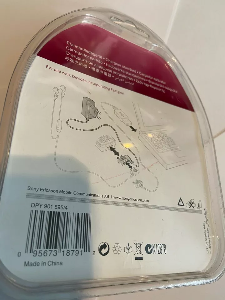 Adaptador de corriente alterna Sony Ericsson CST-75 estándar puerto rápido carga 4,9 V 700 mA Foto 2 de 2