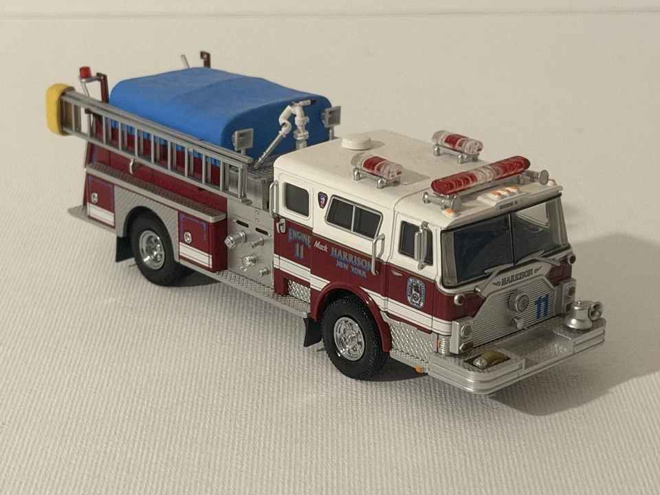 Bomba Code 3 Harrison, NY Mack CF (Borgoña) Motor 11 (12500) Foto 2 de 4