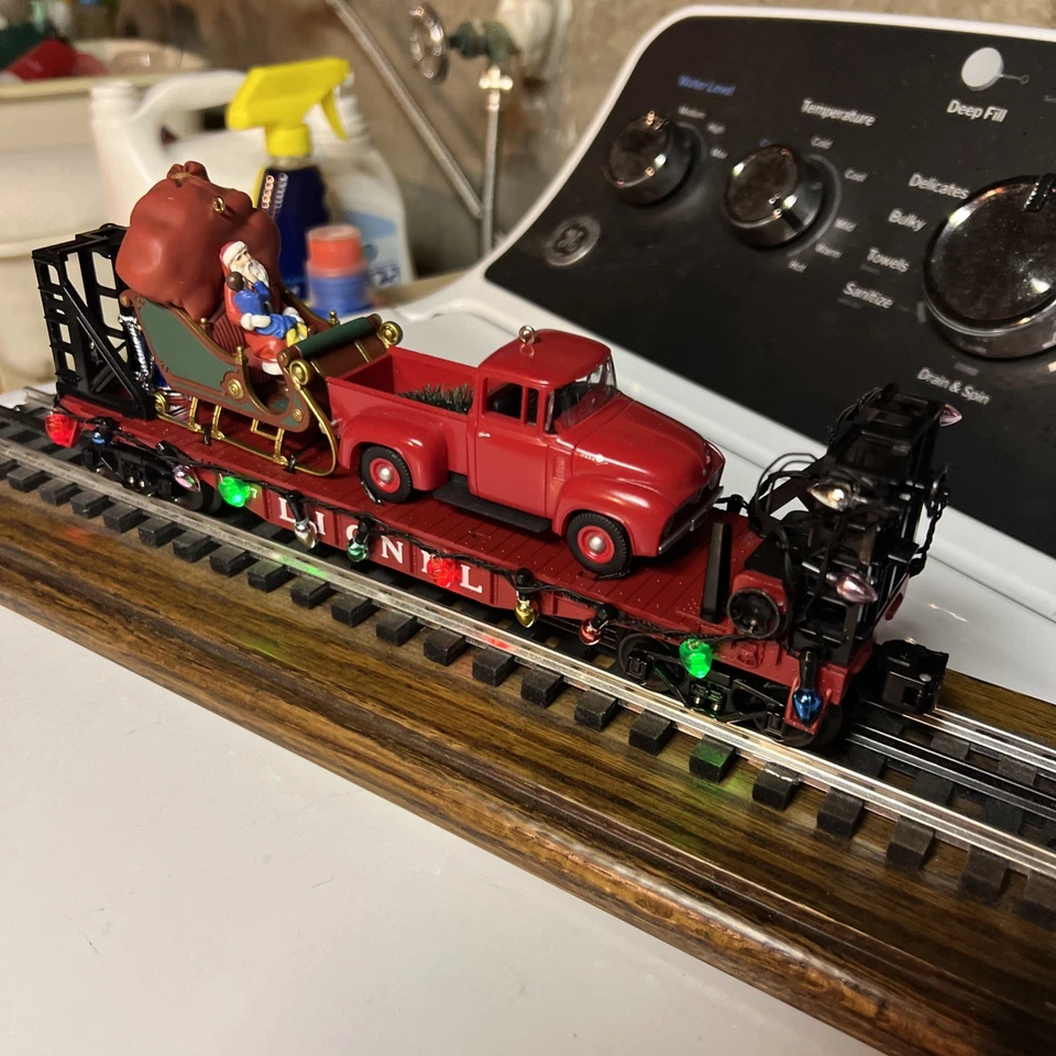 A LIONEL POLAR EXPRESS CHRISTMAS  ILLUMINATED   FLAT CAR  - O GAUGE -NEW - Image 2 of 4