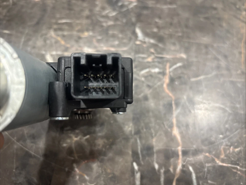 81631-D3000G Folding Sunroof Glass Motor Assembly Hyundai Tucson TL 2016-2020 - Image 4 of 4