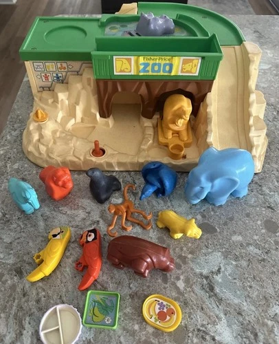 Vintage Fisher Price 1984 Little People Play Family Zoo #916  14 Piece Set!