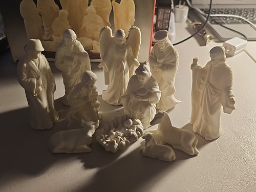 Nativity Set 11 Piece Porcelain Nativity On Wood Base Christmas - Picture 2 of 4