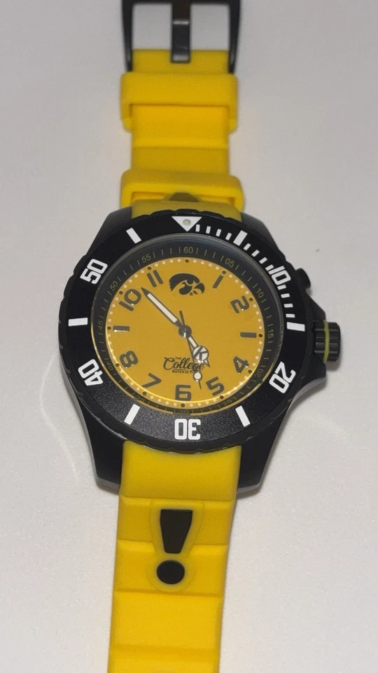 Reloj College Sport Iowa Hawkeyes Amarillo y Negro Nuevo en Caja $230 Foto 3 de 4