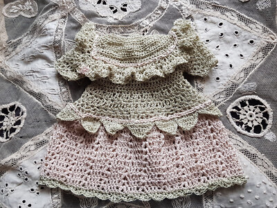 schönes altes Puppenkleid
