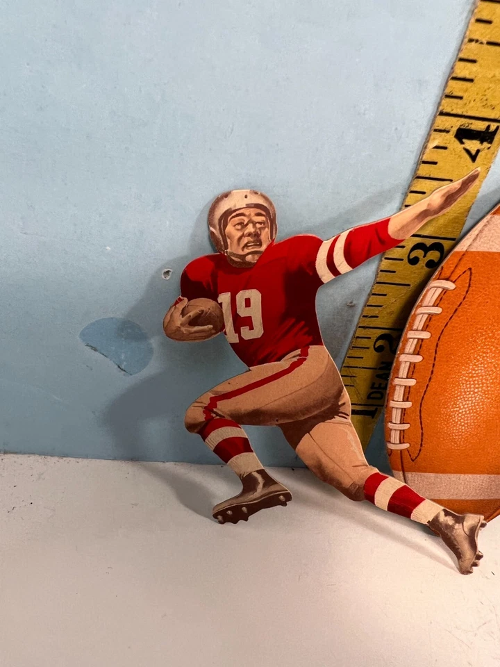 Camiseta y fútbol vintage de cartón con recortes de jugador de fútbol rojo Foto 4 de 4