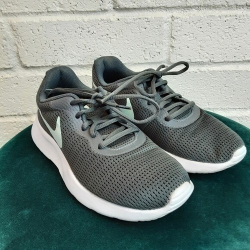 nike tanjun size 8