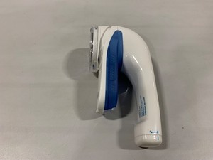 Conair Fabric Shaver and Lint Remover, Battery-Operated Portable Clothes Shaver