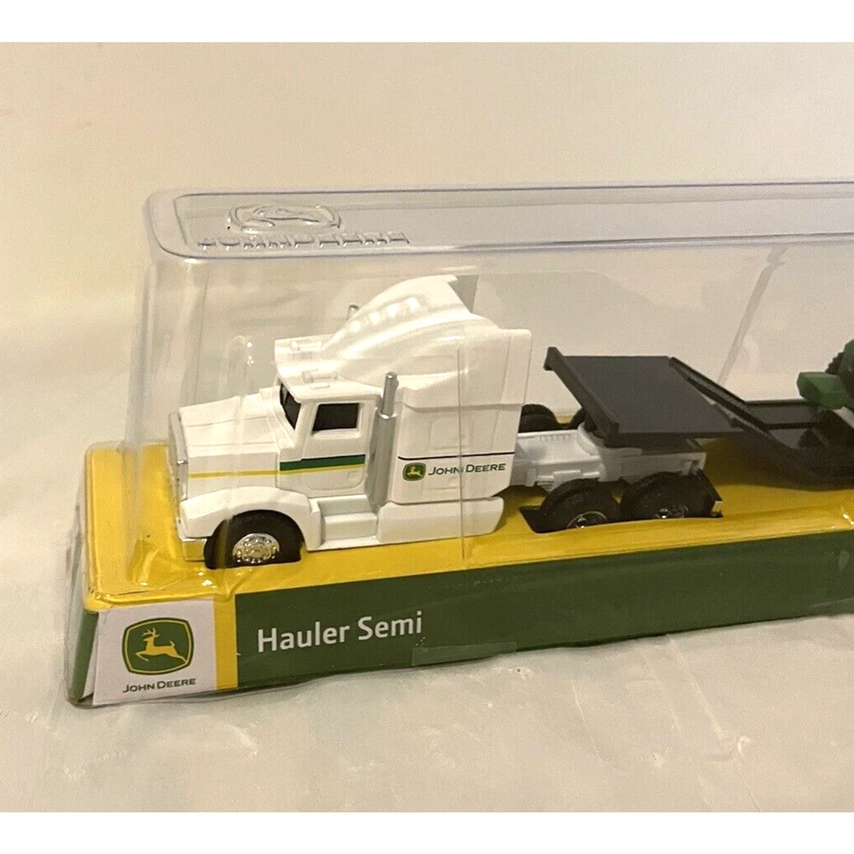 Semirremolque John Deere blanco con remolque y un tractor John Deere verde Foto 2 de 4