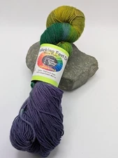 1 SKEIN DONE ROVING FROLICKING FEET DK 100% SW MERINO YARN COLOR HIGHLAND HAZE