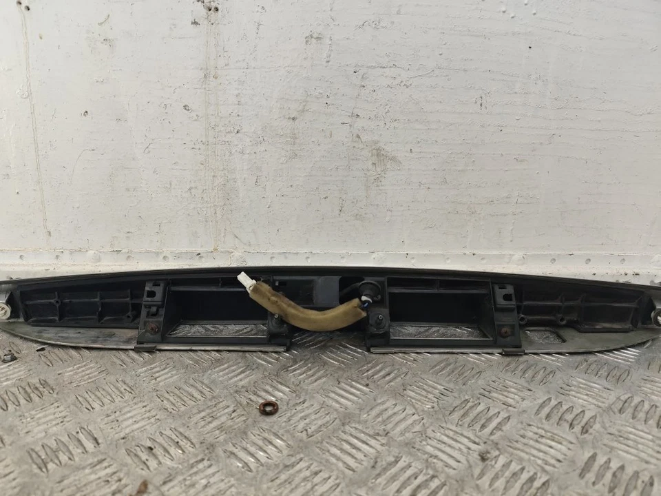 Manija del portón trasero tapa maletero nissan serena 2010 c25 Foto 3 de 4