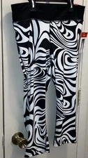 XERSION BLACK AND WHITE SWIRL PRINT CAPRI LEGGINGS SIZE LARGE NEW WITH TAGS