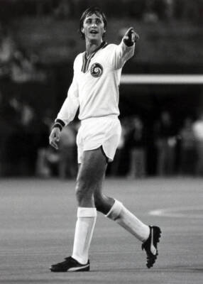 New York Cosmos 2 v World All Stars XI 2 at the Giants Stadium New- Old Photo 1