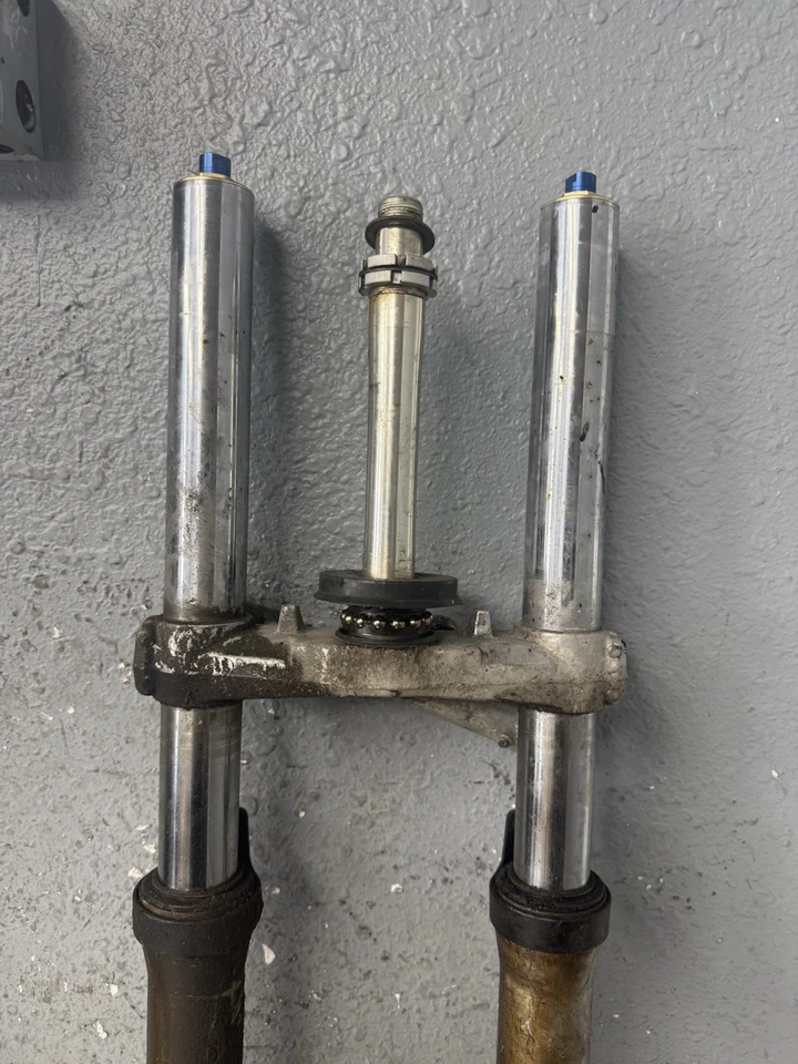 Suzuki GSXR 600 2001-2003 OEM HORQUILLAS DELANTERAS COMPLETAS SUSPENSIÓN TRIPLE ÁRBOL Foto 3 de 4