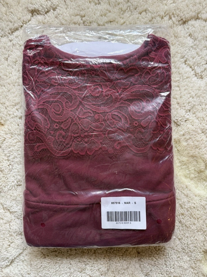 NUEVO, Vestido Sellado Pequeño Persiguiendo Luciérnagas Borgoña/Marate con Encaje - Manga Larga Foto 2 de 4