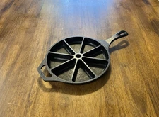 Vintage Lodge Cast Iron Cornbread Skillet 9" Divided 8 Slice Pan USA 8CB, EUC