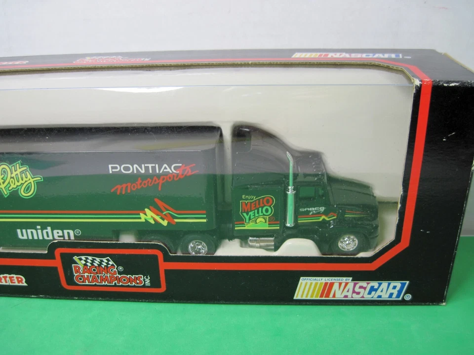 1992 年赛车冠军:Kyle Petty's MELLO 黄色车队运输车 1: 64 比例 — 第 4/4 张图片
