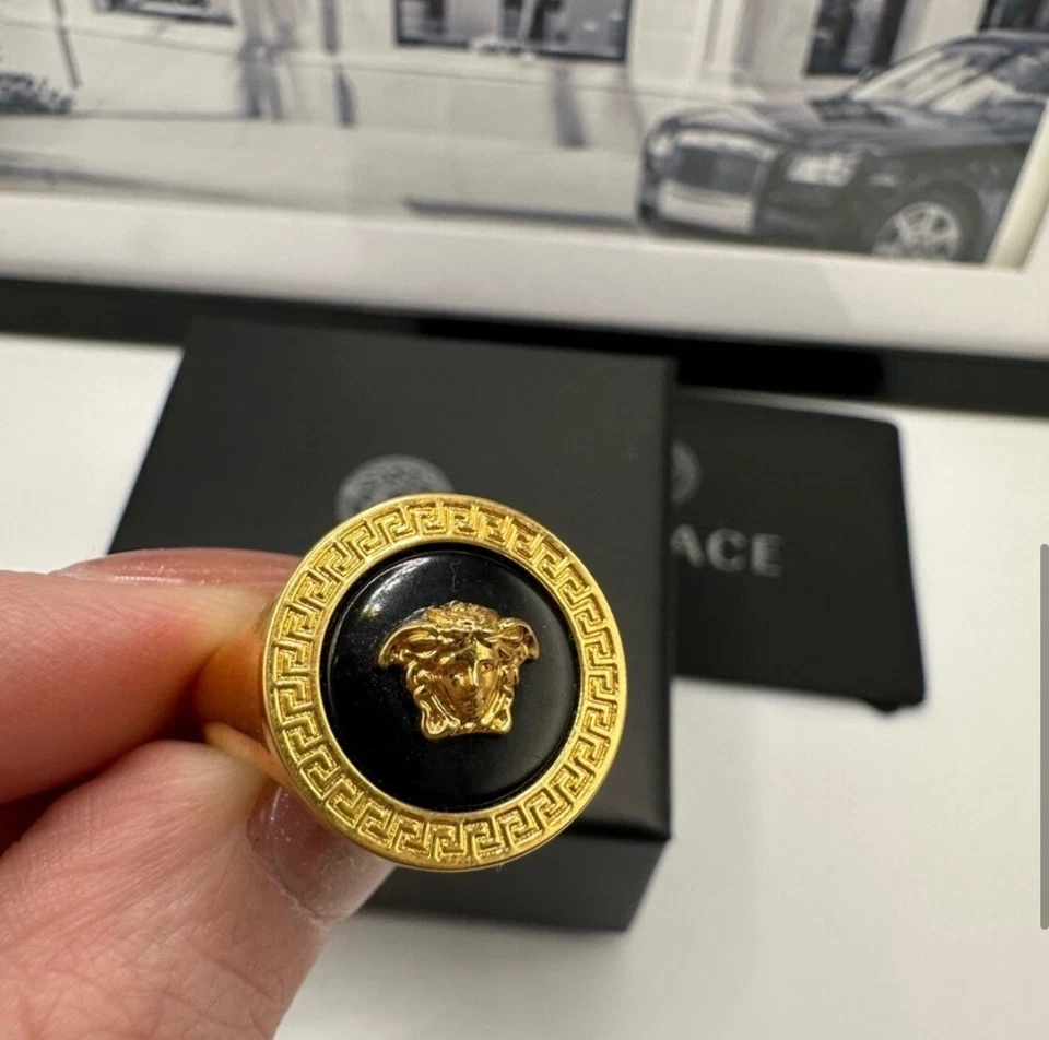 Anillo Cabeza Medusa Versace Color Dorado Metal Embellecido Talla 8 Foto 4 de 4