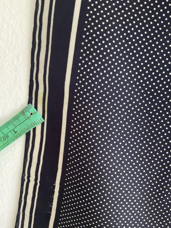 Bandana de seda azul YVES SAINT LAURENT con impresión de lunares enrollada a mano 17”/17” GC Foto 4 de 4