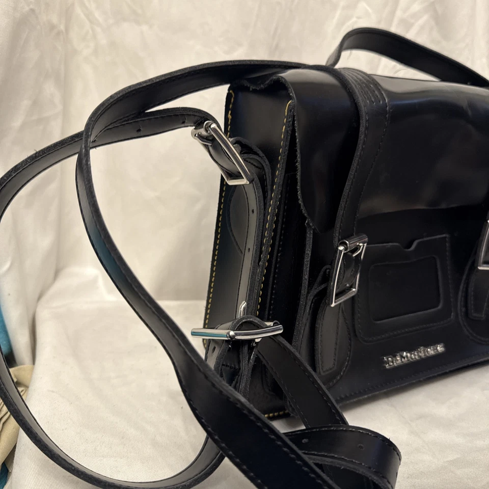 Сумка почтальона Doc Dr Martens черная кожаная с пряжкой - Изображение 3 из 4