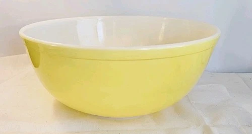 Vintage Pyrex 404 YELLOW 4 Qt. Large  Nesting Mixing Bowl Primary Color USA #18