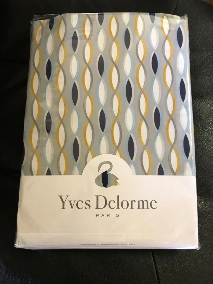 NUEVO CON ETIQUETAS Sábana Ajustable Yves Delorme Maiolica Queen Geométrica Azul Blanco Algodón Percal Foto 2 de 4