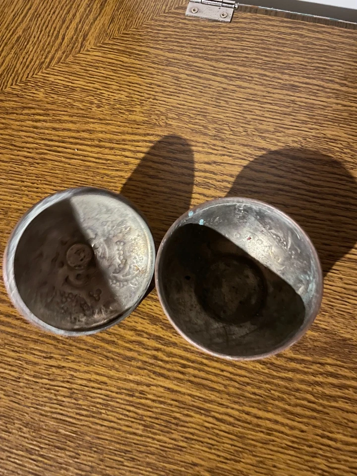 ancien petit pot en cuivre gravé avec couvercle - Photo 3/3