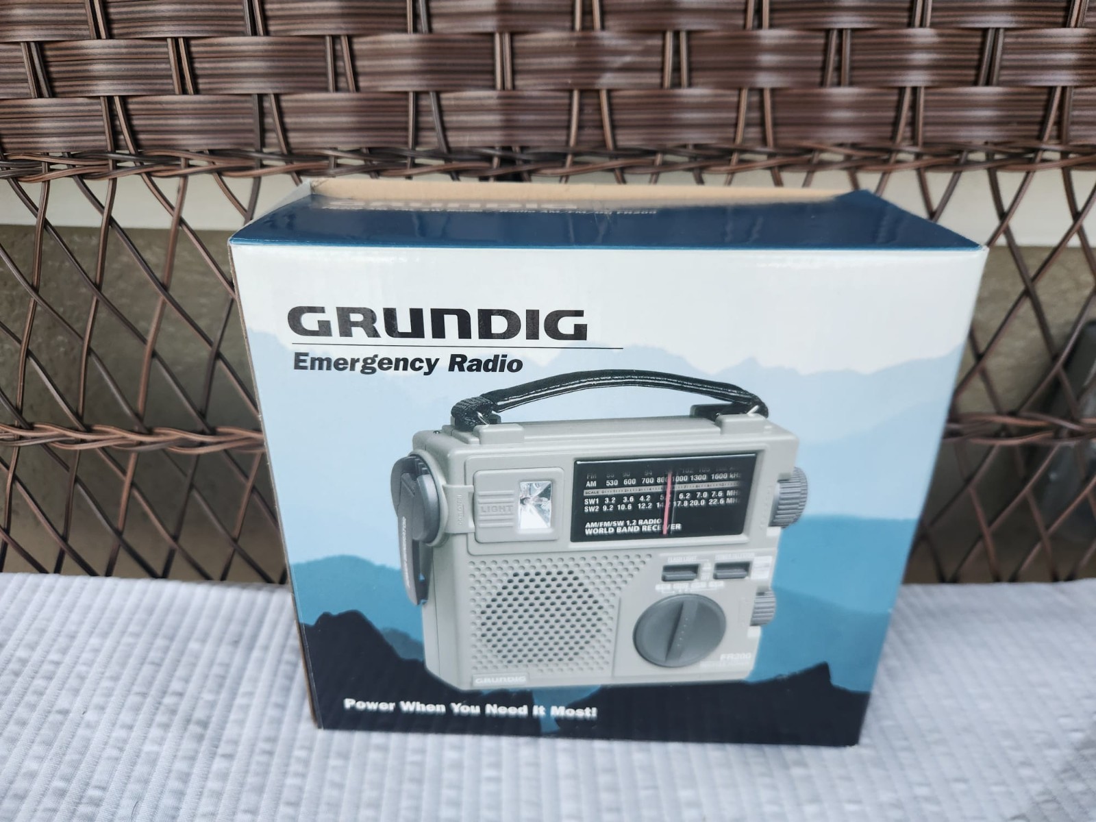 Grundig Fr-200 Emergency Radio Am/Fm/Sw Built In Hand Crank Light Survival