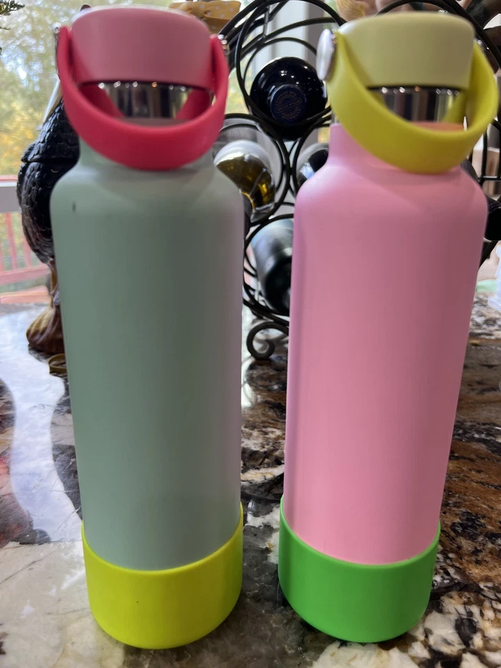 Juego de 2 botellas Hydro Flask 21 oz Prism Pop con botas. Rosa, verde y amarillo Foto 2 de 4